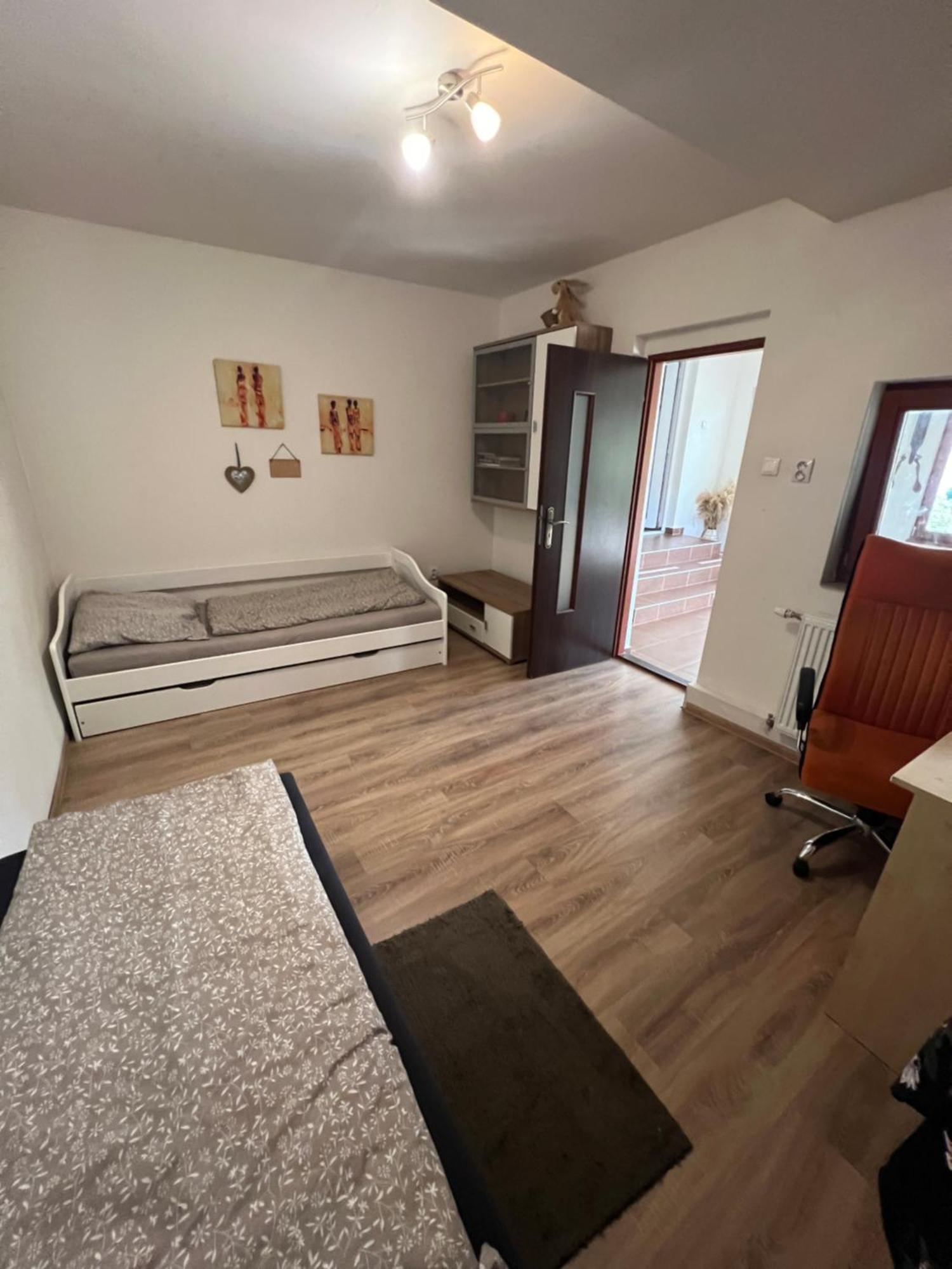 -Self-Check- 4-Bedroom Family House With Heated Tub Левице Экстерьер фото